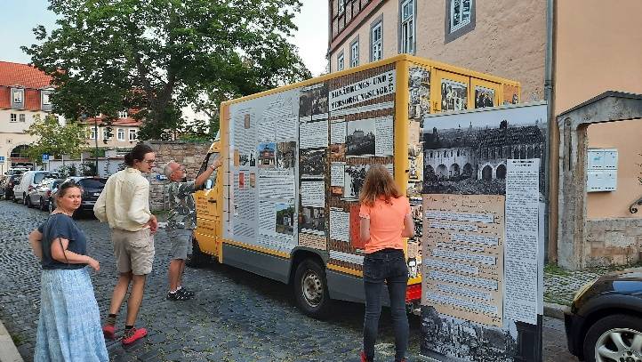 The History Mobile being shown in Bad Langensalza (left) and in Weimar during its “maiden voyage”, autumn 2021