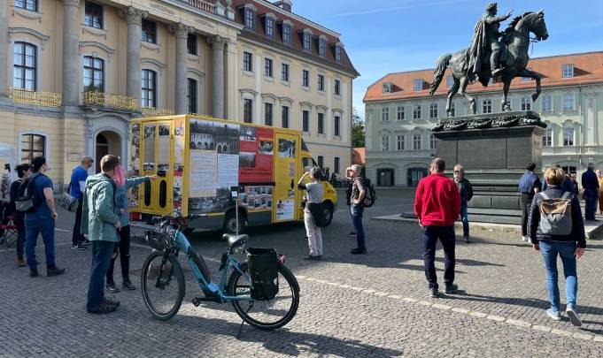The History Mobile being shown in Bad Langensalza (left) and in Weimar during its “maiden voyage”, autumn 2021