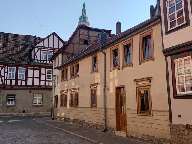 Before-after scene in the Scattergood Center in Phyllis-Thrams-Luick-Haus, Juedengasse 1